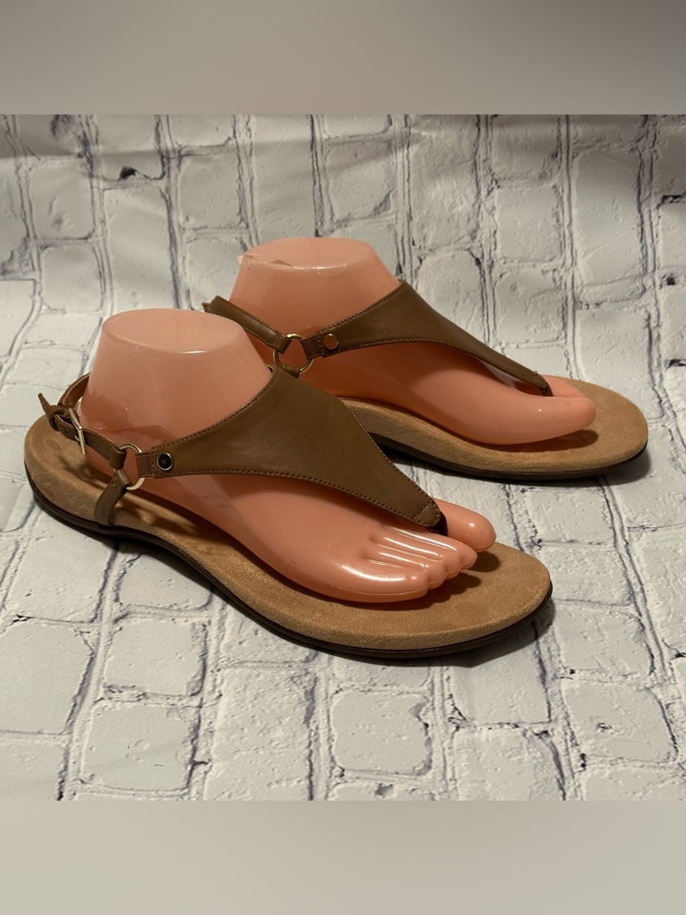 Vionic Kirra Thong Camel Leather Sandals Sz 10 Slingback Flat Post Casual Tan